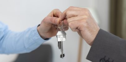 chaves-na-posse-agente-imobiliario-e-comprador