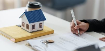 mulher-assina-contrato-de-acordo-para-emprestimo-ou-compra-conceito-imobiliario-1000x600
